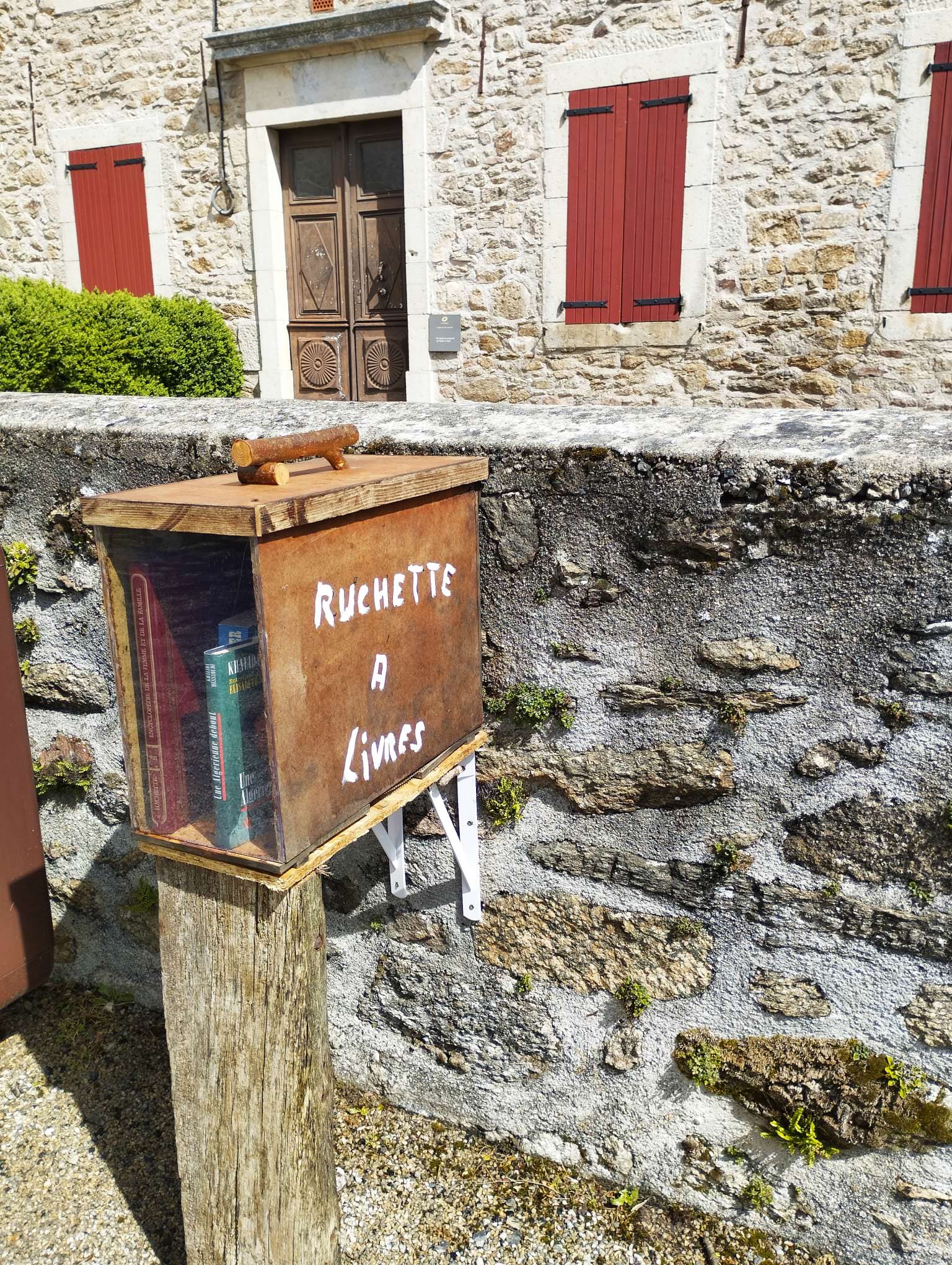 Lire la suite à propos de l’article Une ruchette à livres sur la place de l’Eglise