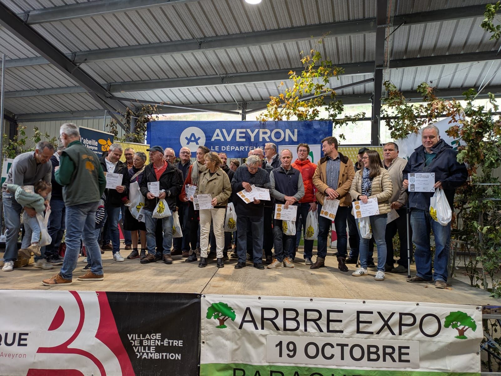 Lire la suite à propos de l’article Concours départemental des miels de l’Aveyron 2025 : Auriac-Lagast, confirmation de la qualité du miel pour la 3eme année